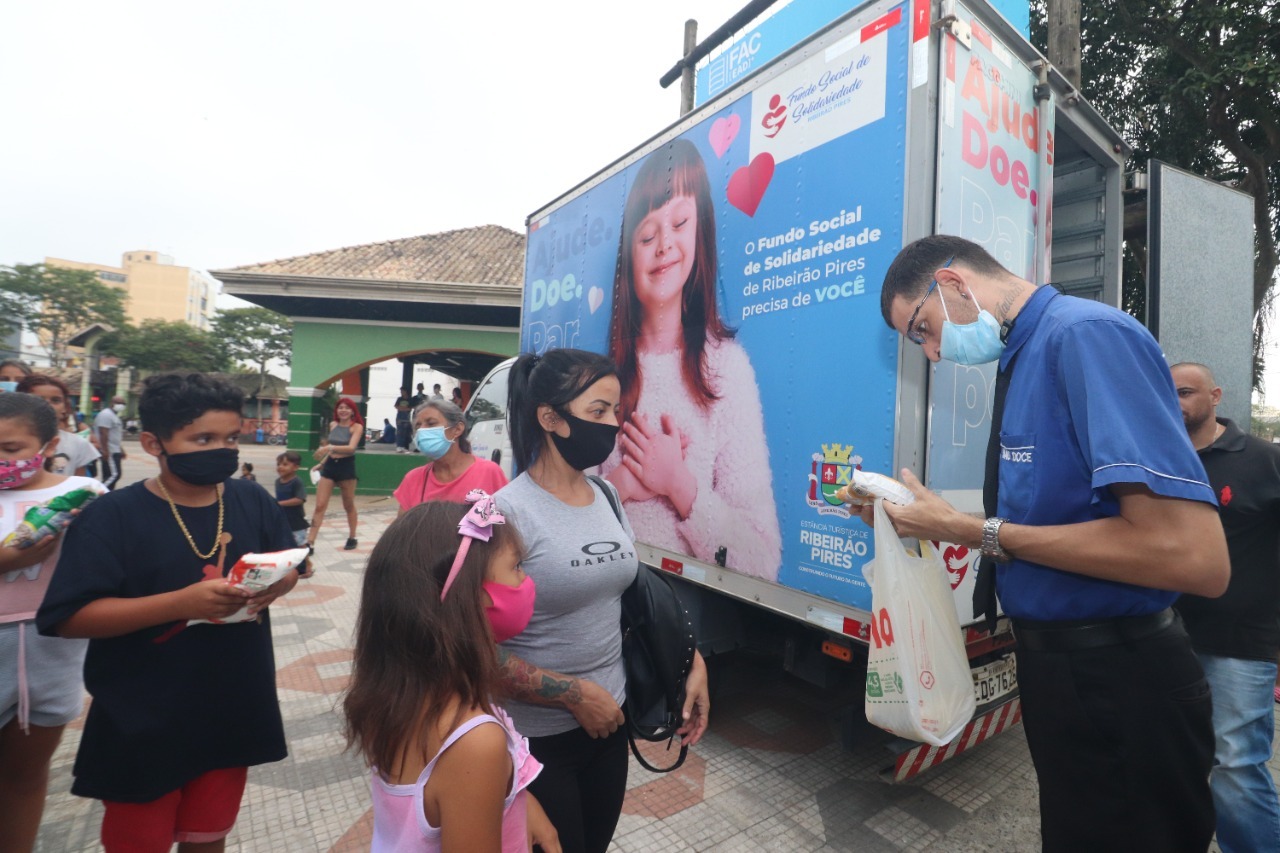 Carreta da Alegria faz passeio solidário e arrecada aproximadamente 800 kg  de alimentos para entidades filantrópicas de Três Lagoas – Prefeitura Três  Lagoas