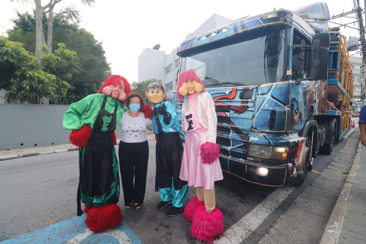 Carreta da Alegria arrecada 1400l de leite em apoio do social