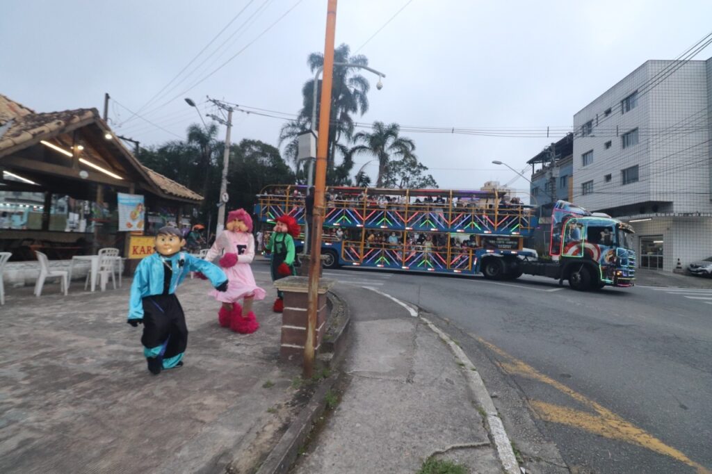 Carreta da Alegria faz passeio solidário e arrecada aproximadamente 800 kg  de alimentos para entidades filantrópicas de Três Lagoas – Prefeitura Três  Lagoas