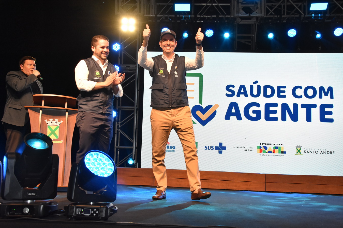 Prefeito Paulo Serra com o uniforme dos Agentes Comunitários de Saúde. Fotos: Helber Aggio/PMSA